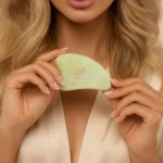 jadeitowa płytka gua sha marki CRYSTALLOVE do masażu twarzy