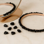 Elegancka opaska na włosy CRYSTALLOVE z czarnym obsydianem – naturalna ozdoba do stylizacji